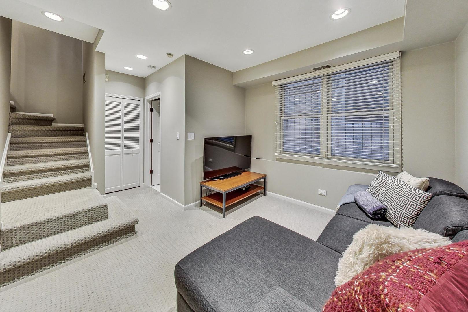 2140 N Winchester Avenue Unit: 10