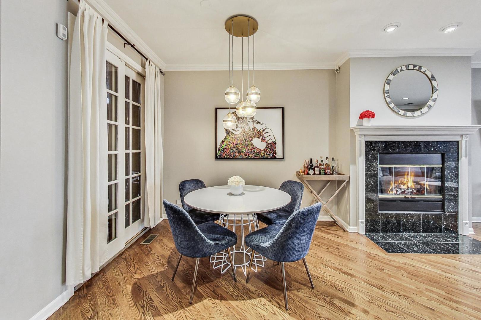 2140 N Winchester Avenue Unit: 10