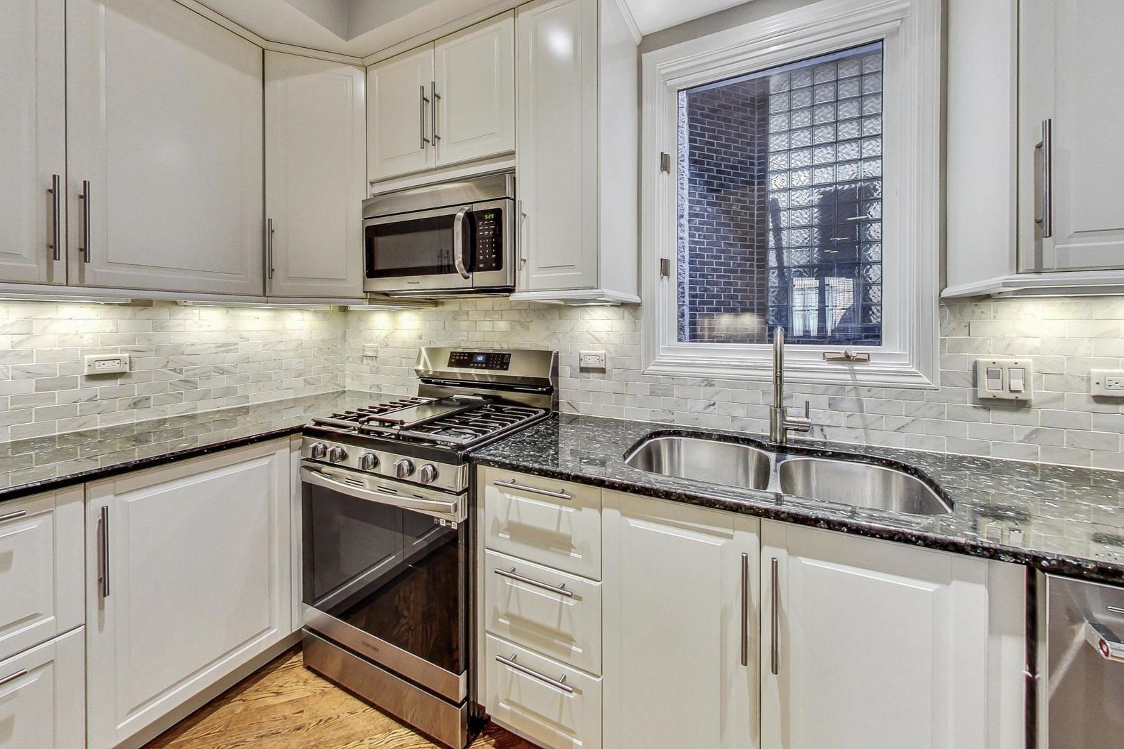 2140 N Winchester Avenue Unit: 10