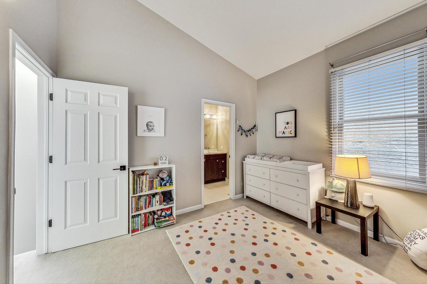 2140 N Winchester Avenue Unit: 10