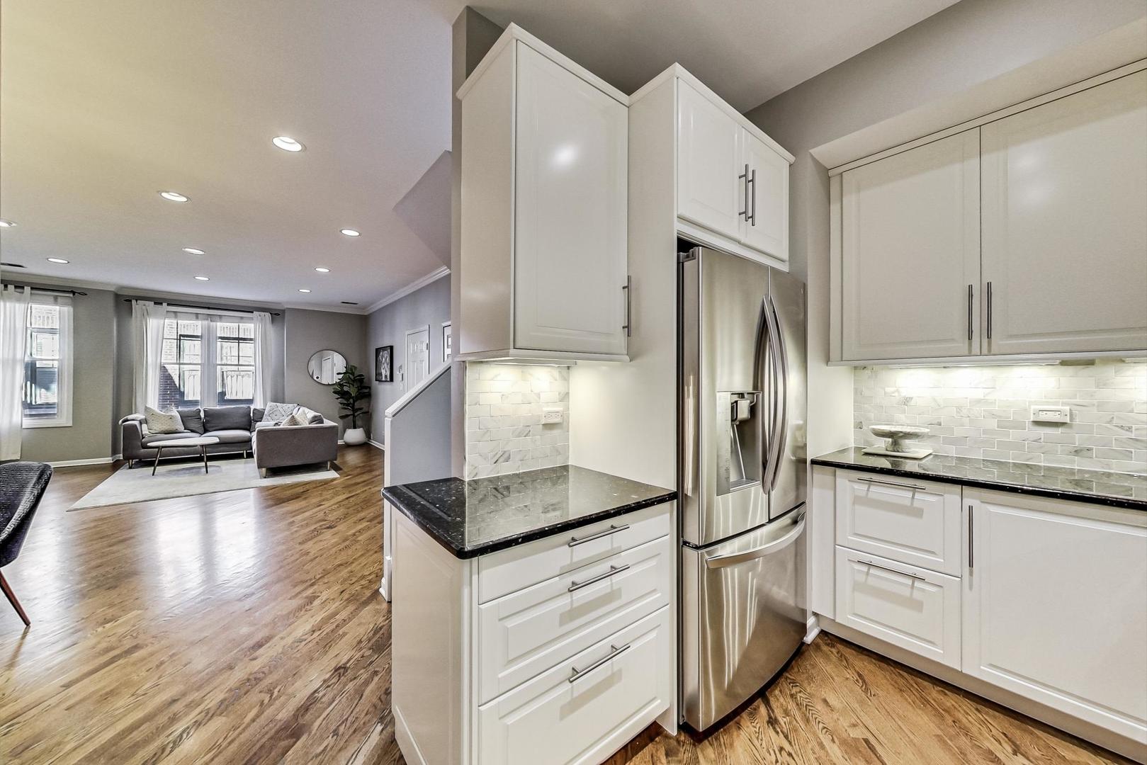 2140 N Winchester Avenue Unit: 10