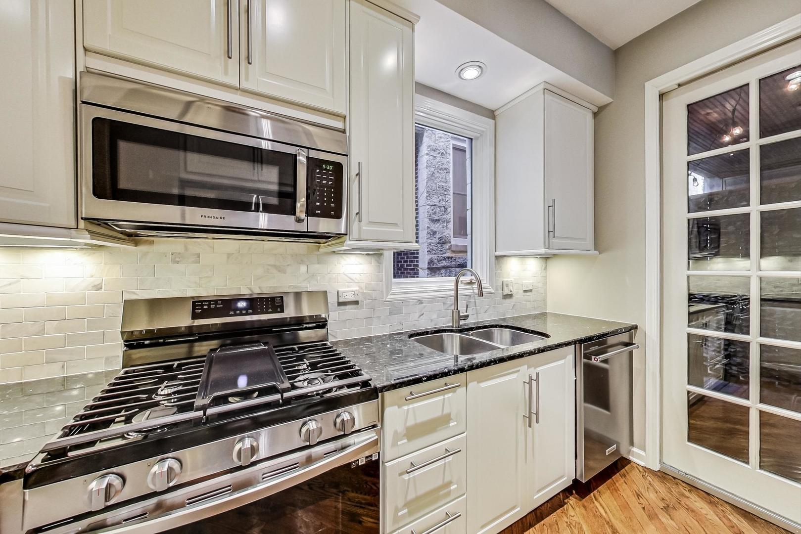 2140 N Winchester Avenue Unit: 10