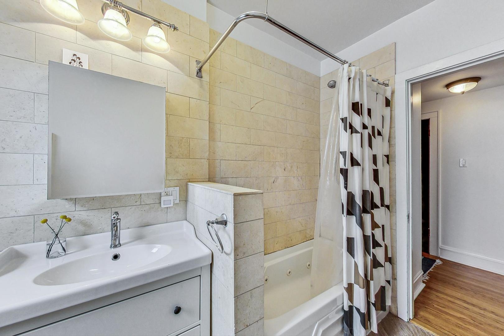 2528 W Winnemac Avenue Unit: 2E