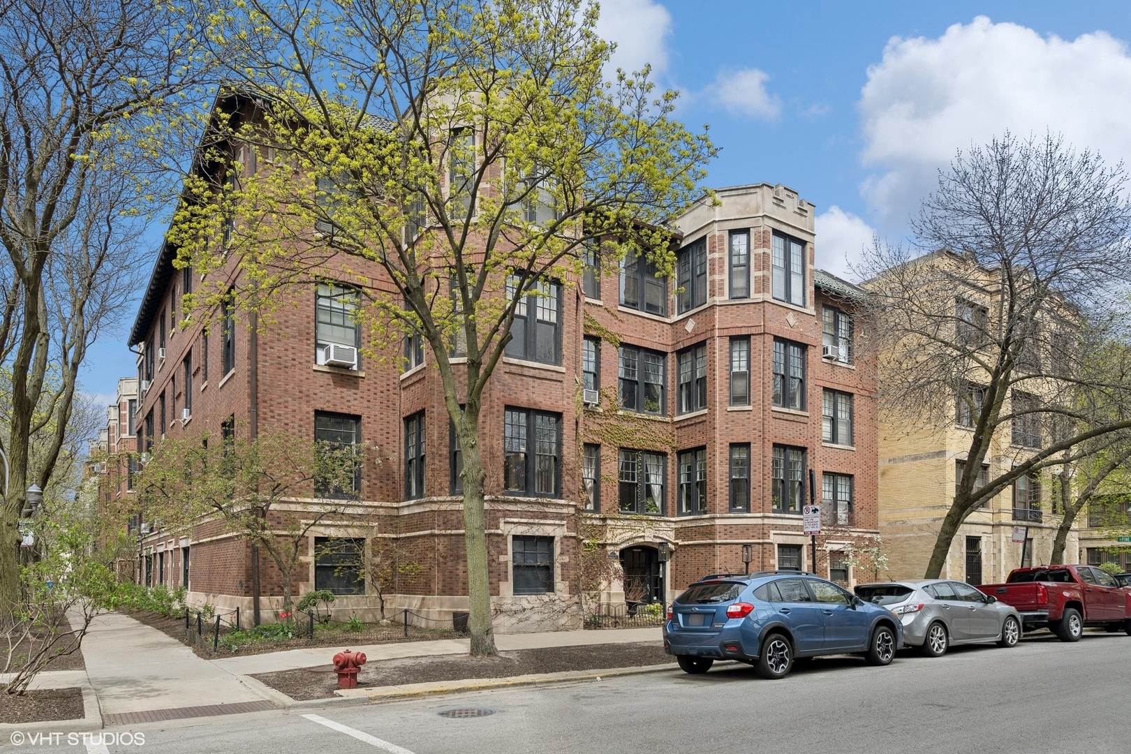 456 W SURF Street Unit: 3R