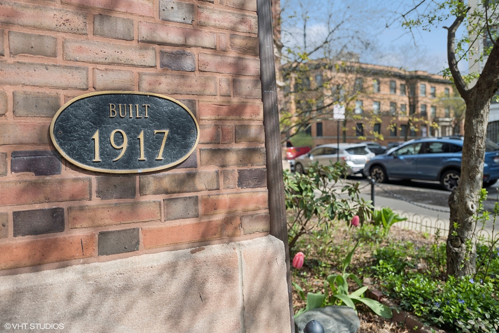 456 W SURF Street Unit: 3R