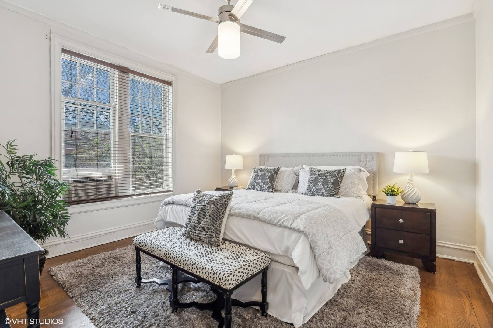 456 W SURF Street Unit: 3R