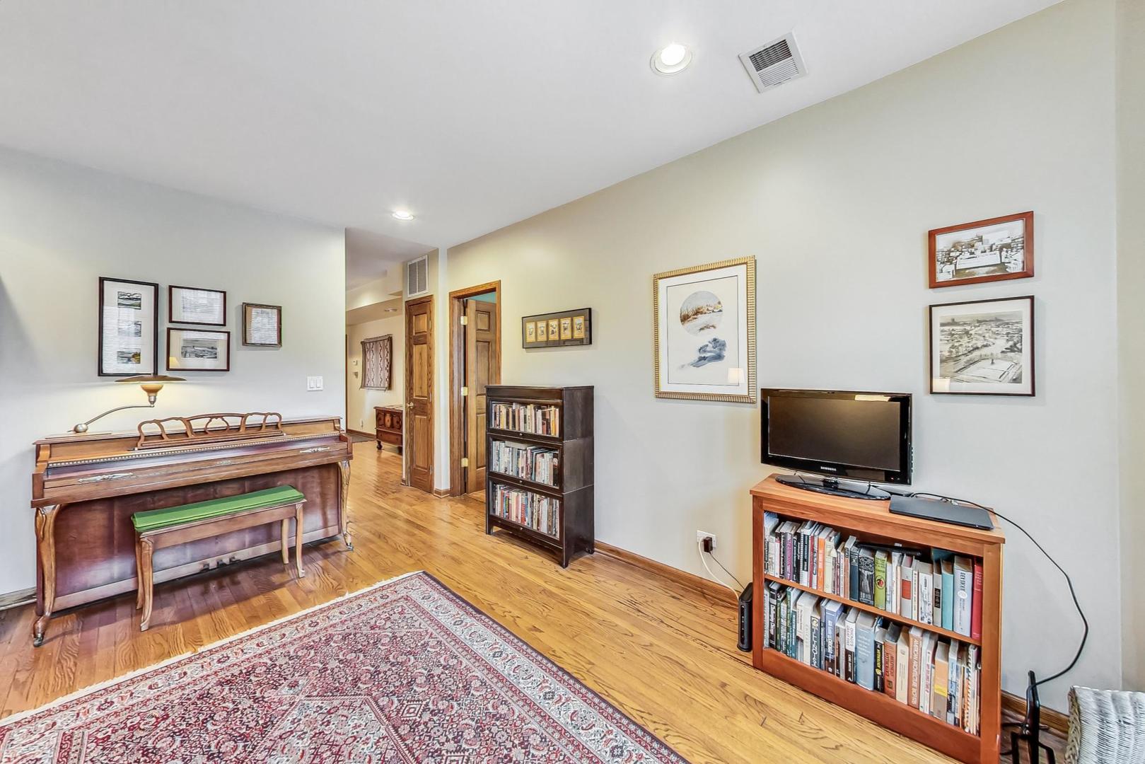 3319 N Bell Avenue Unit: 1