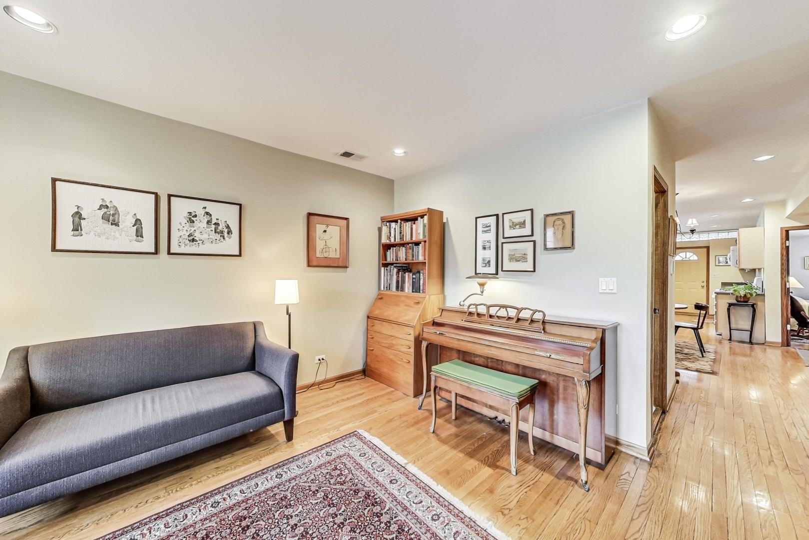 3319 N Bell Avenue Unit: 1