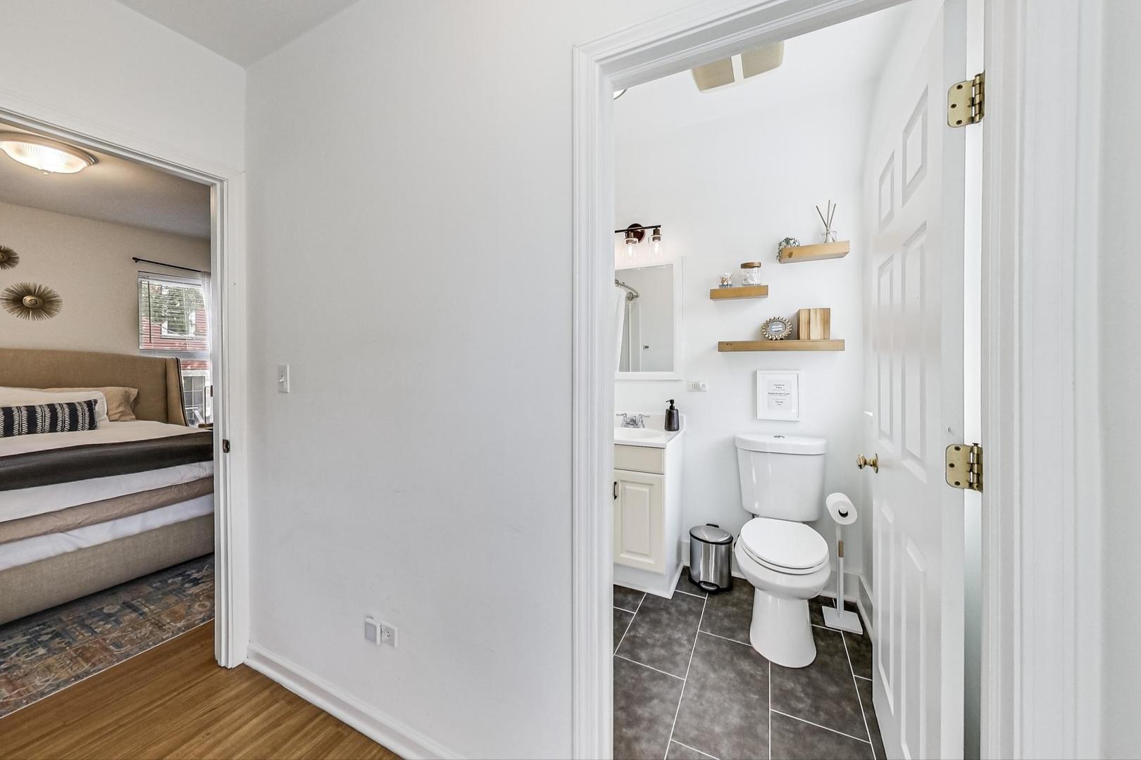 2524 N Washtenaw Avenue Unit: CH
