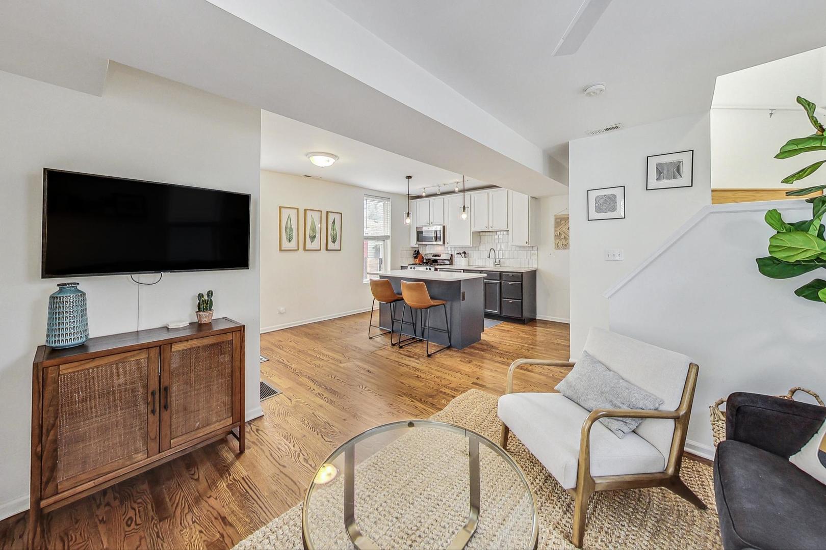 2524 N Washtenaw Avenue Unit: CH
