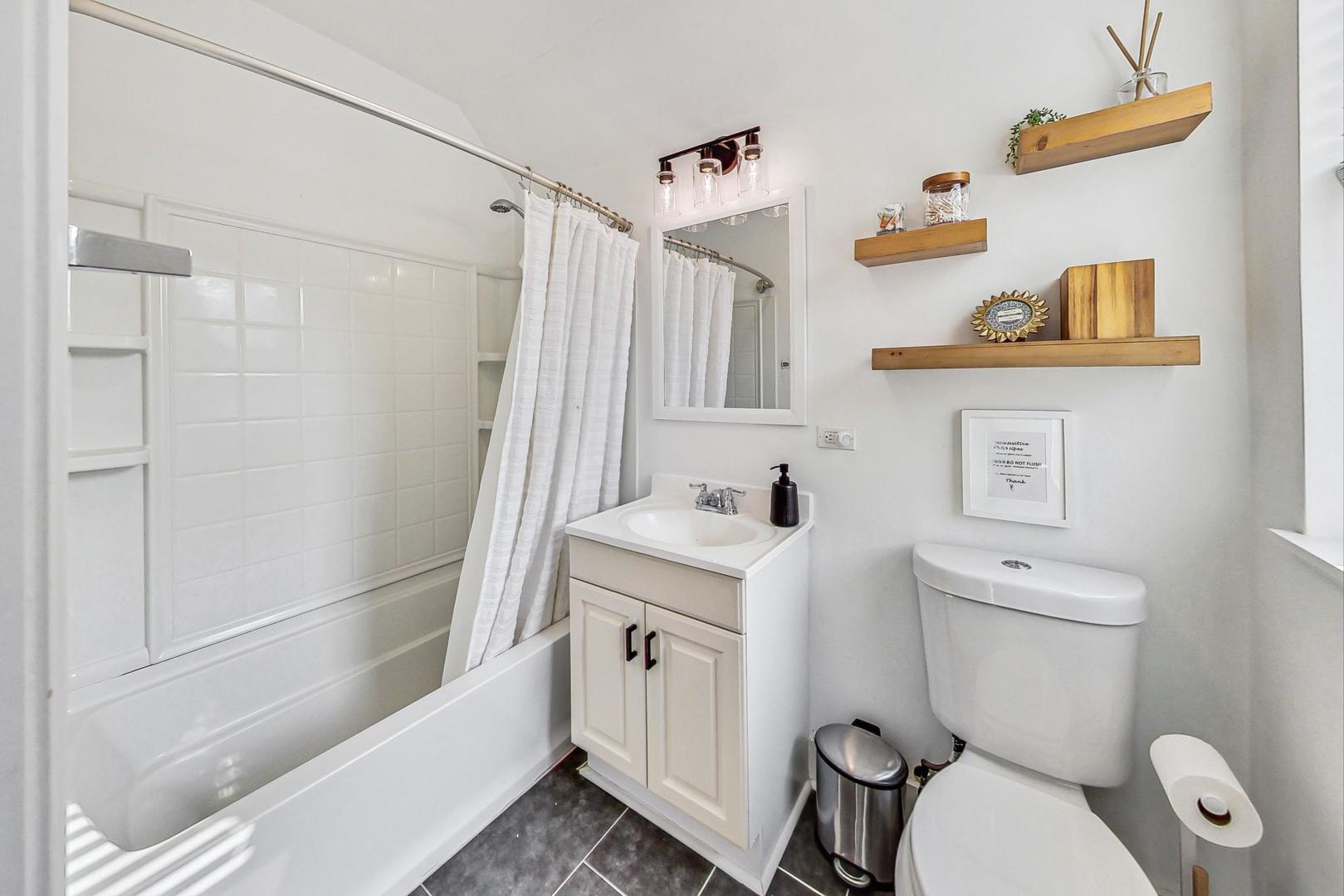 2524 N Washtenaw Avenue Unit: CH