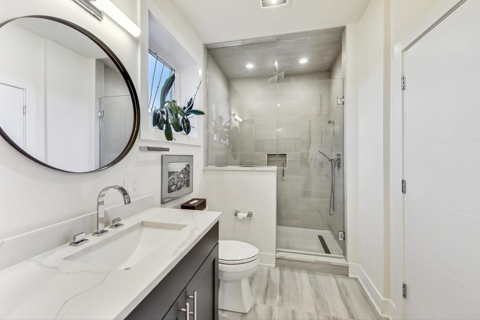 1819 N St Louis Avenue Unit: 2FN