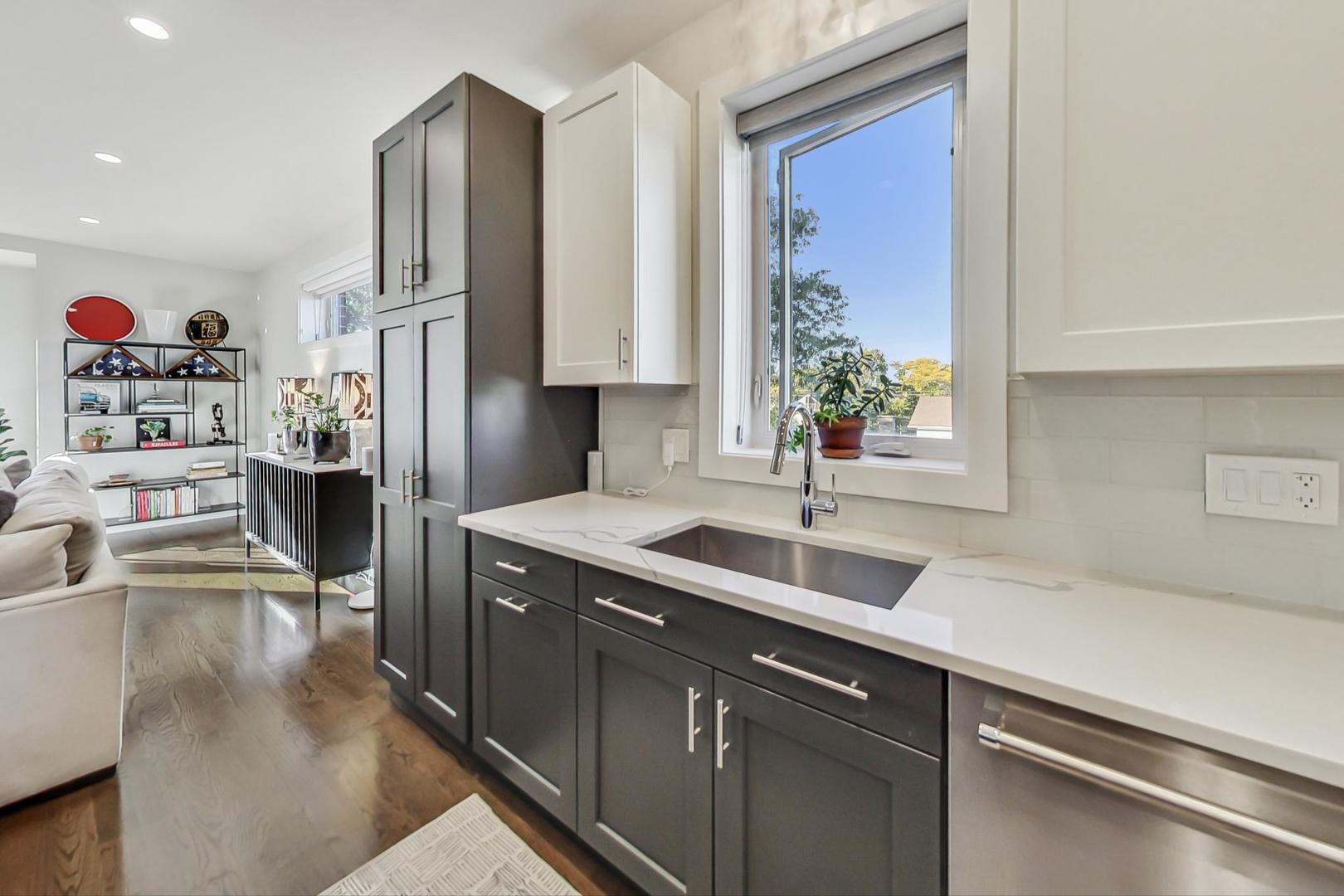 1819 N St Louis Avenue Unit: 2FN