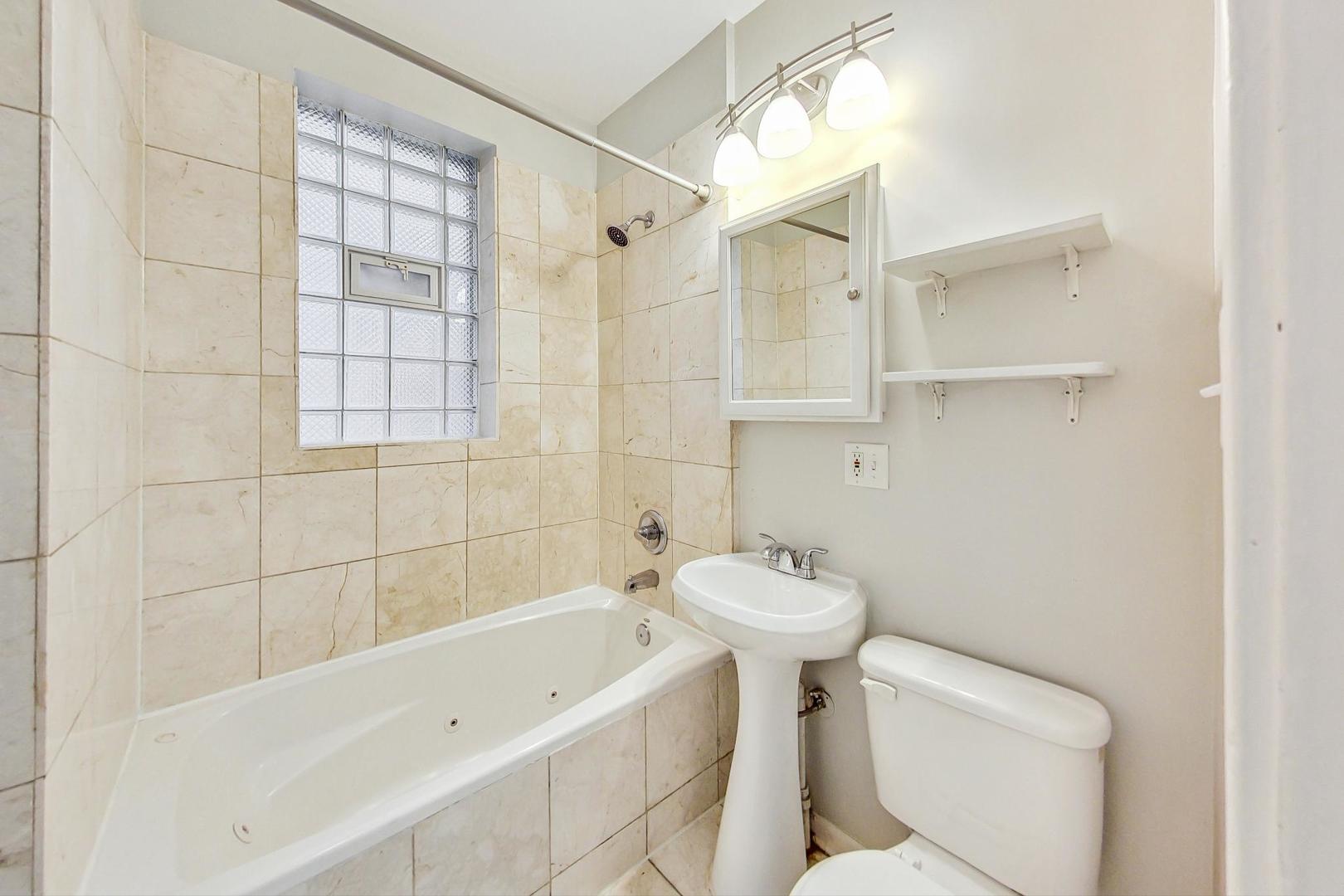 2531 W Medill Avenue Unit: 1