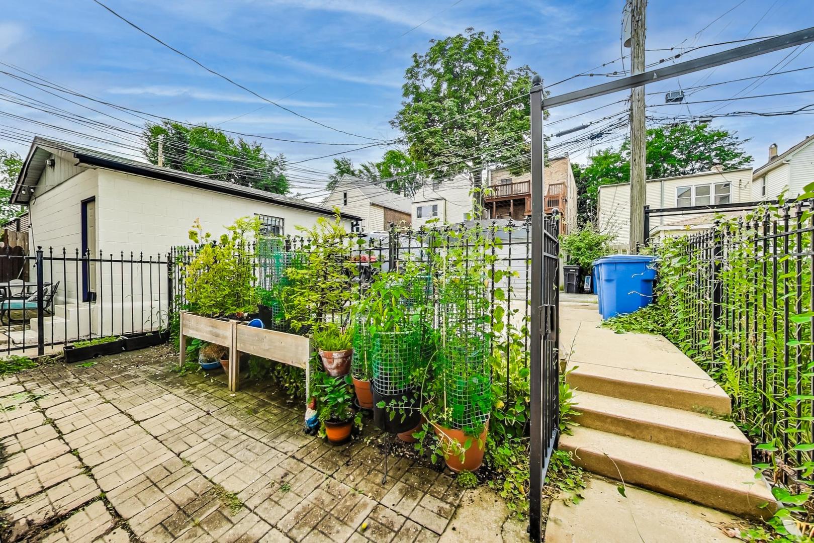 2531 W Medill Avenue Unit: 1