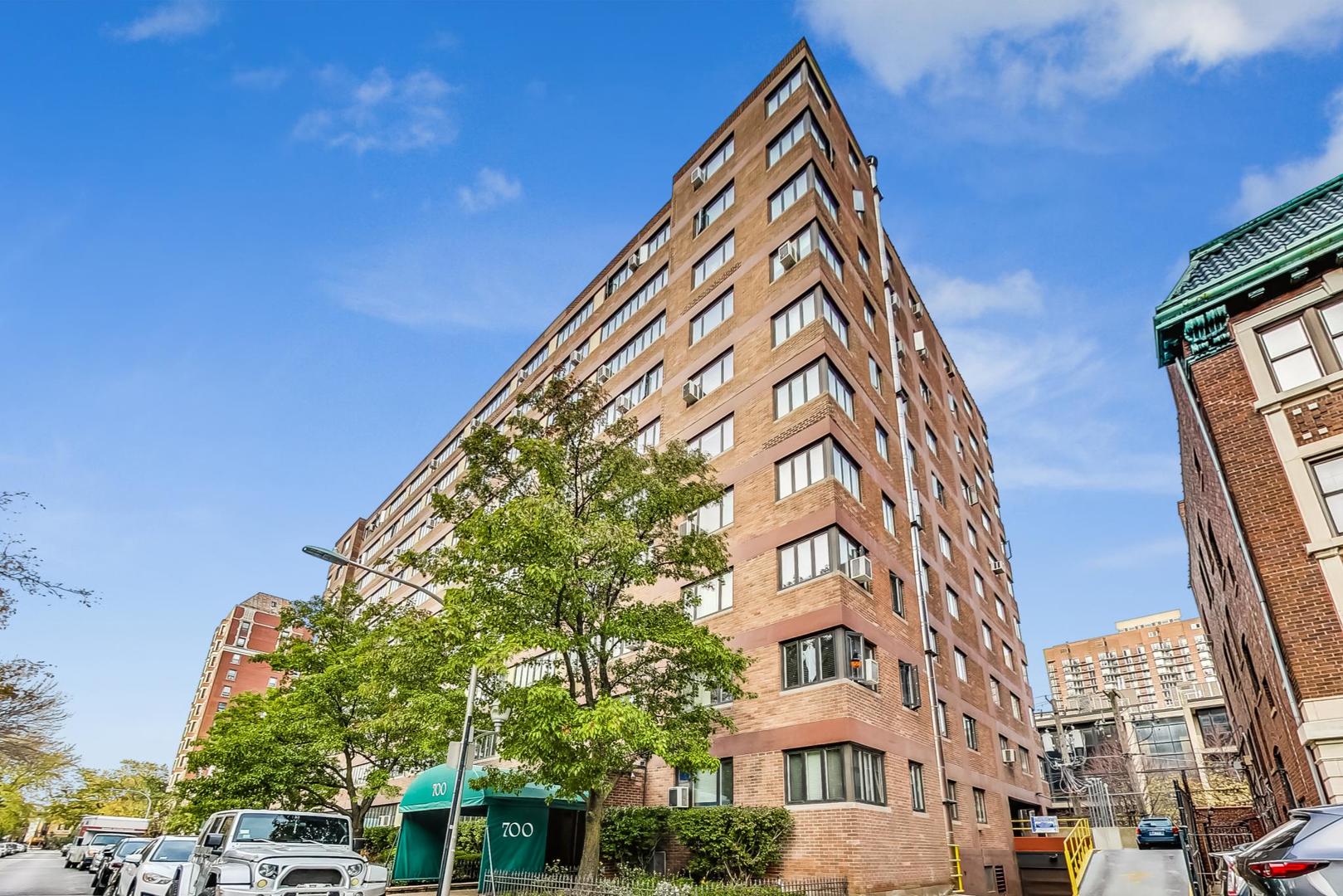 700 W BITTERSWEET Place Unit: 405