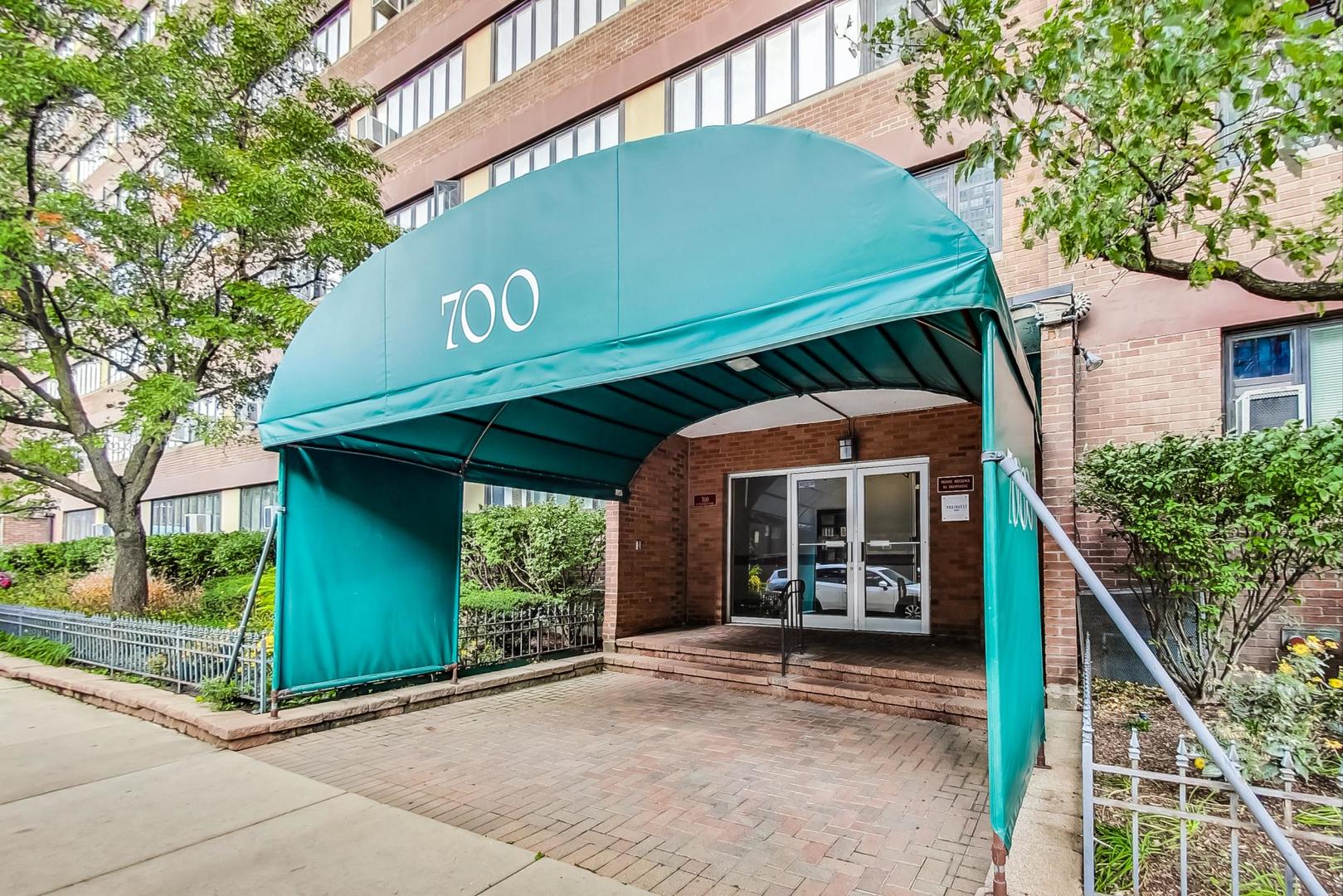700 W BITTERSWEET Place Unit: 405