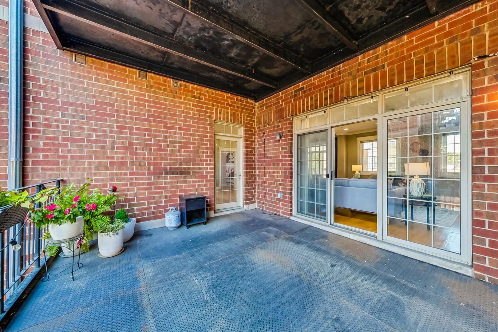 1453 W Irving Park Road Unit: 302