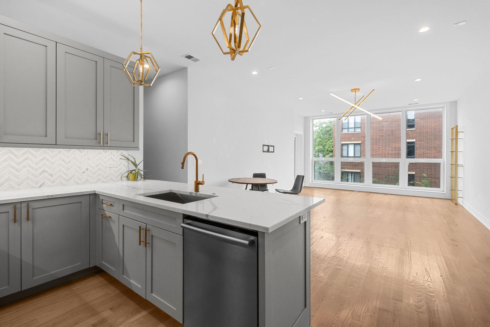 3530 N Lincoln Avenue Unit: 304