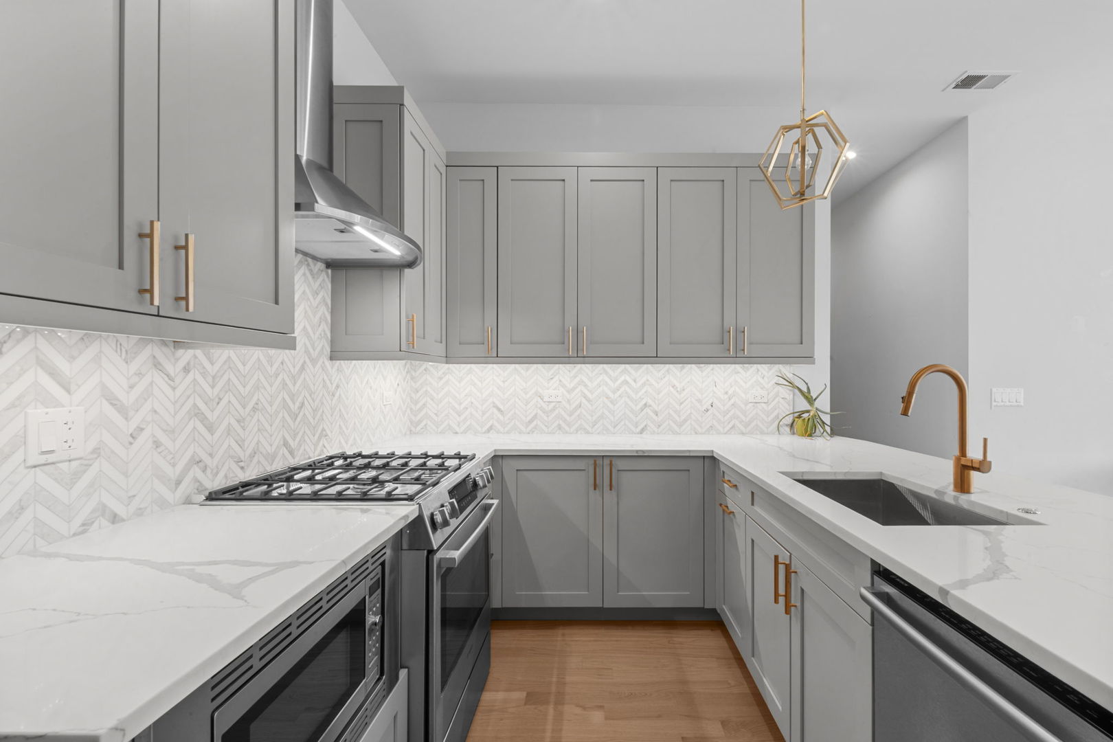 3530 N Lincoln Avenue Unit: 304
