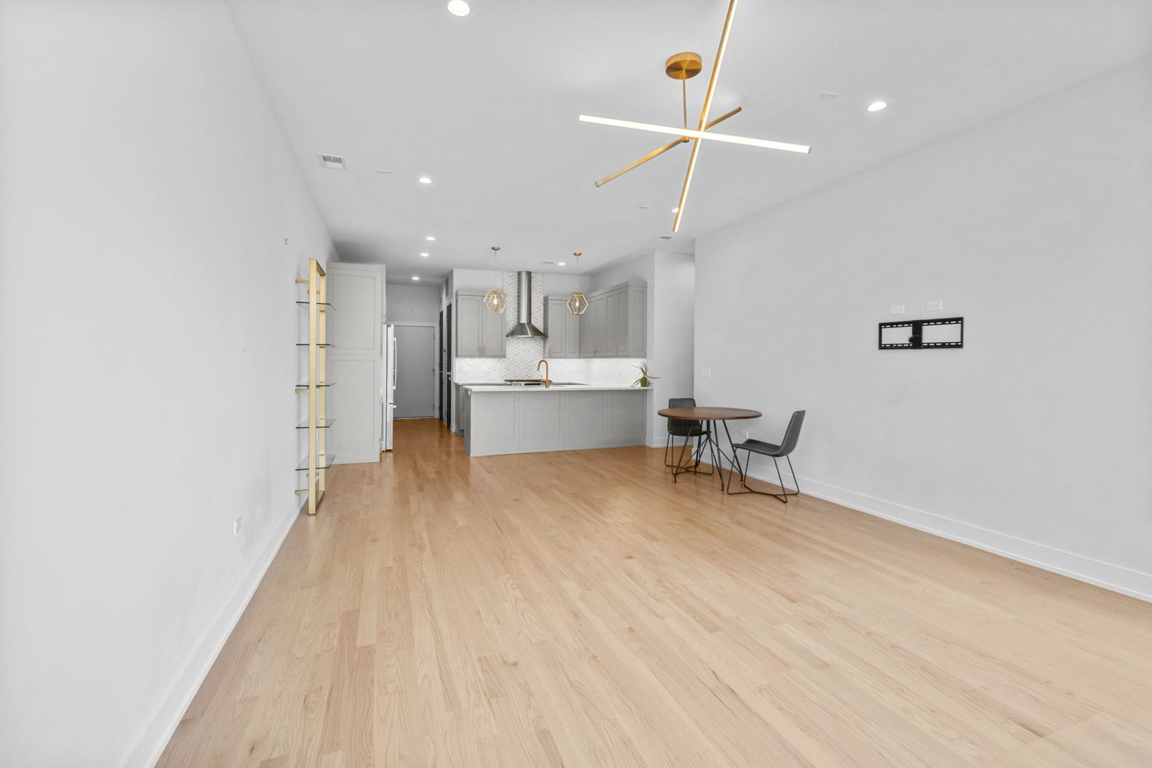 3530 N Lincoln Avenue Unit: 304