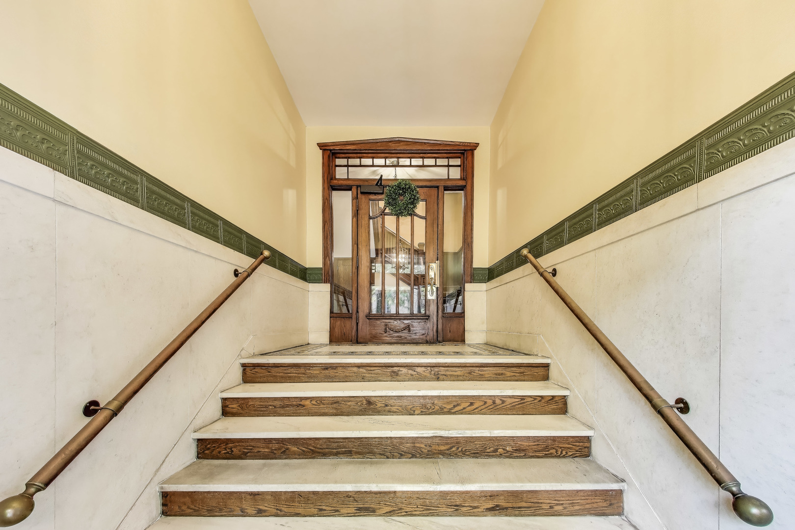 628 W Grace Street Unit: 2W