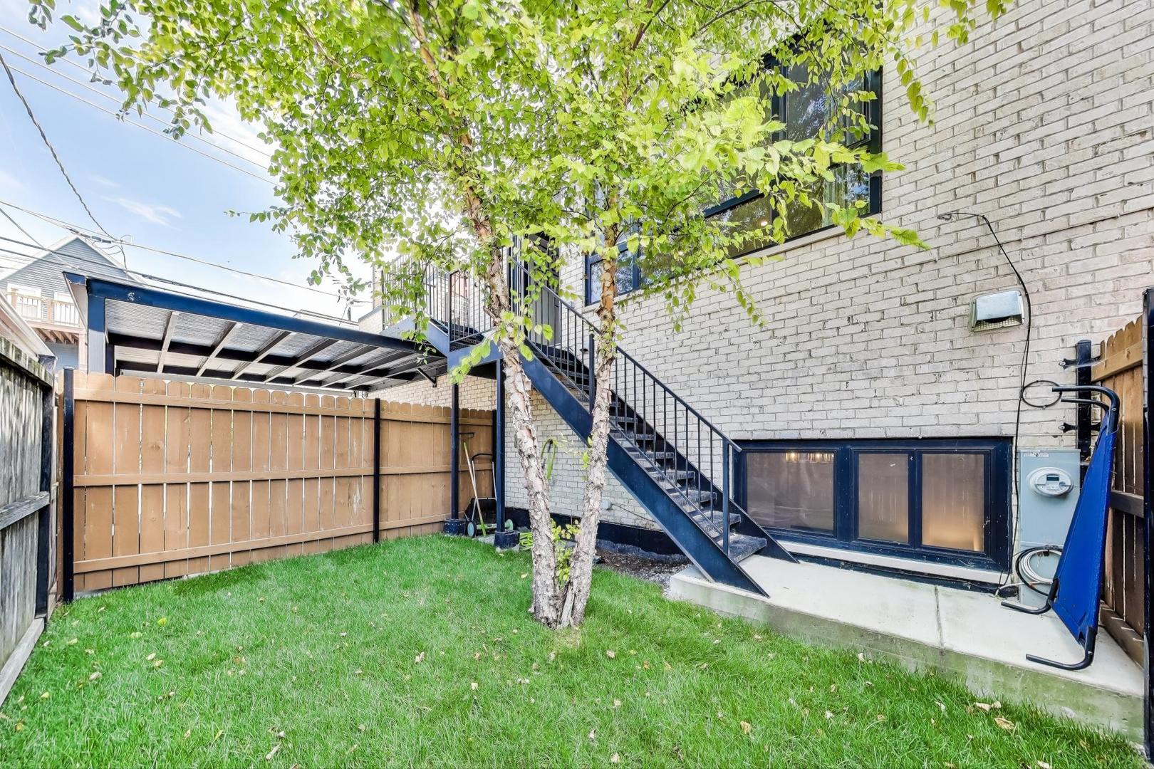 2301 N Rockwell Street Unit: 3