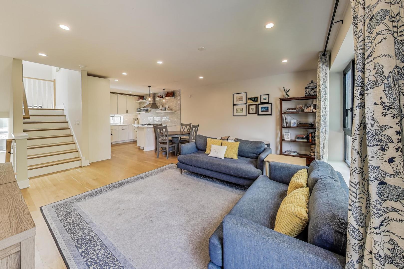 2301 N Rockwell Street Unit: 3