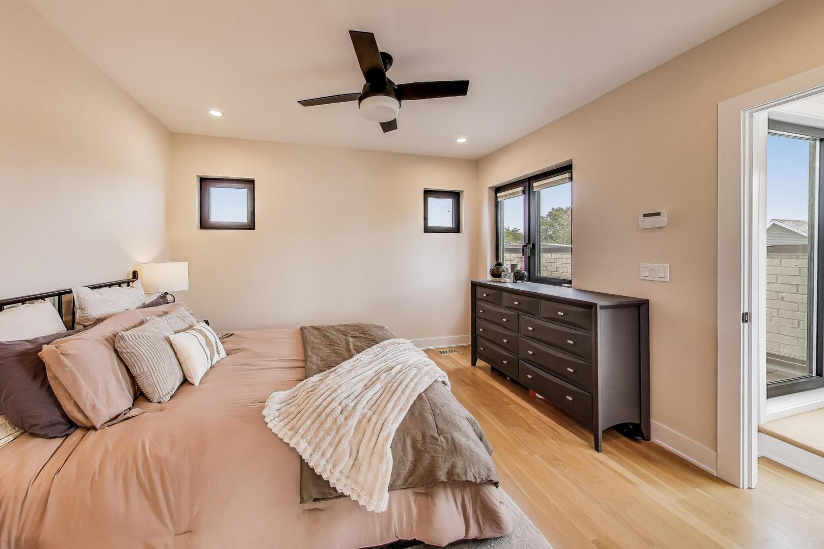 2301 N Rockwell Street Unit: 3