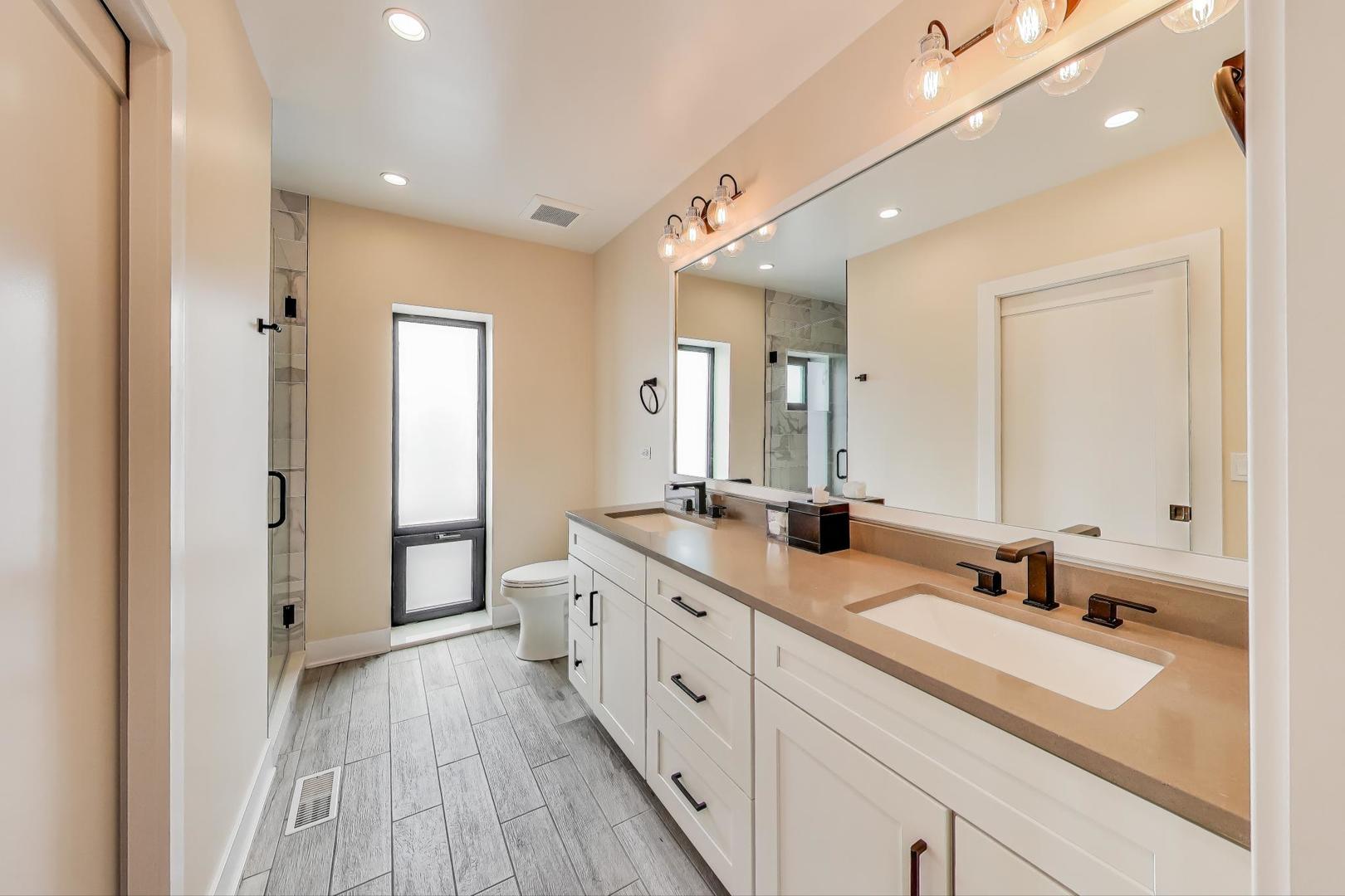 2301 N Rockwell Street Unit: 3