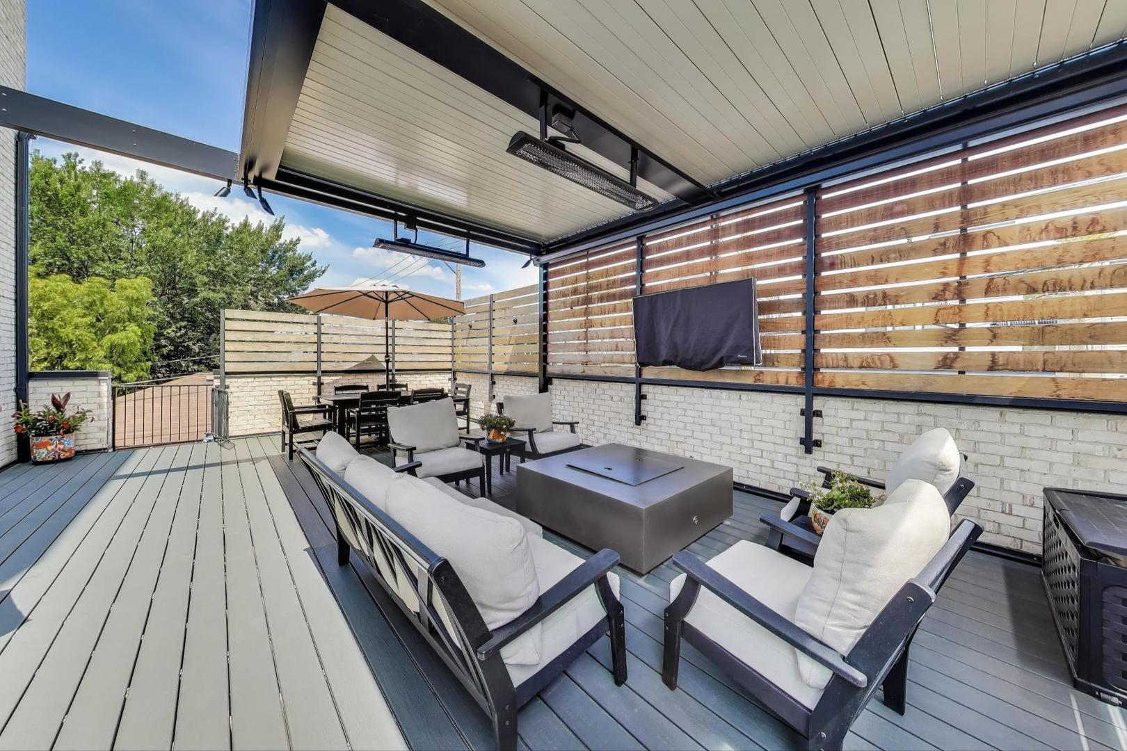 2301 N Rockwell Street Unit: 3