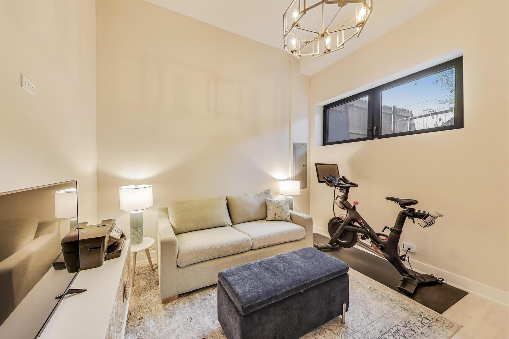 2301 N Rockwell Street Unit: 3