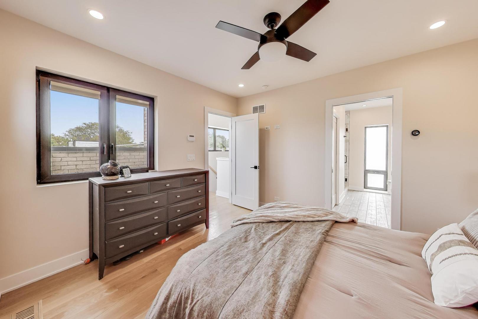 2301 N Rockwell Street Unit: 3