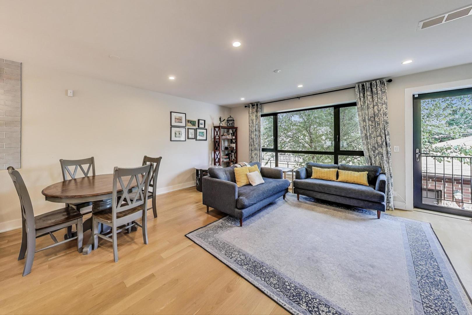 2301 N Rockwell Street Unit: 3