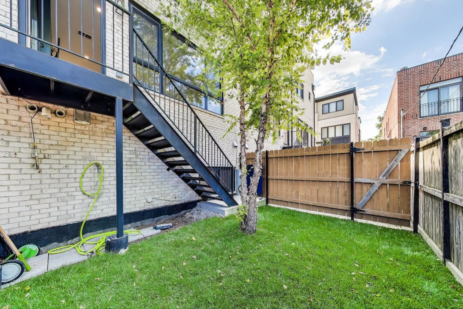 2301 N Rockwell Street Unit: 3