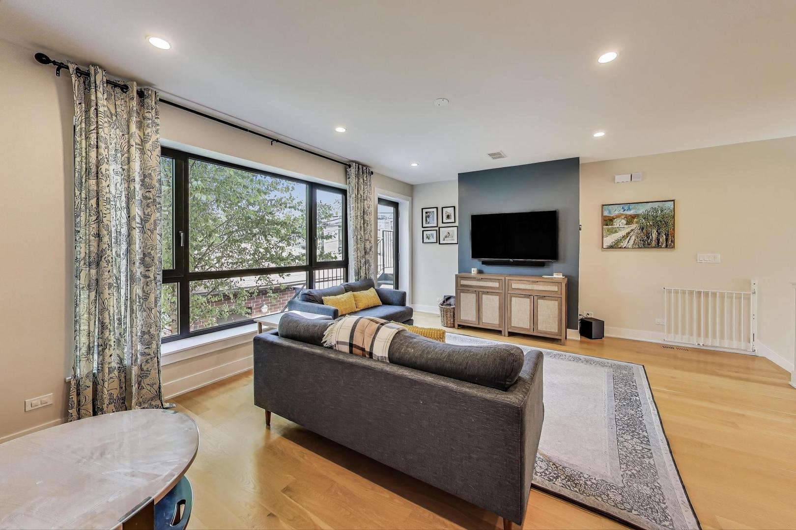 2301 N Rockwell Street Unit: 3