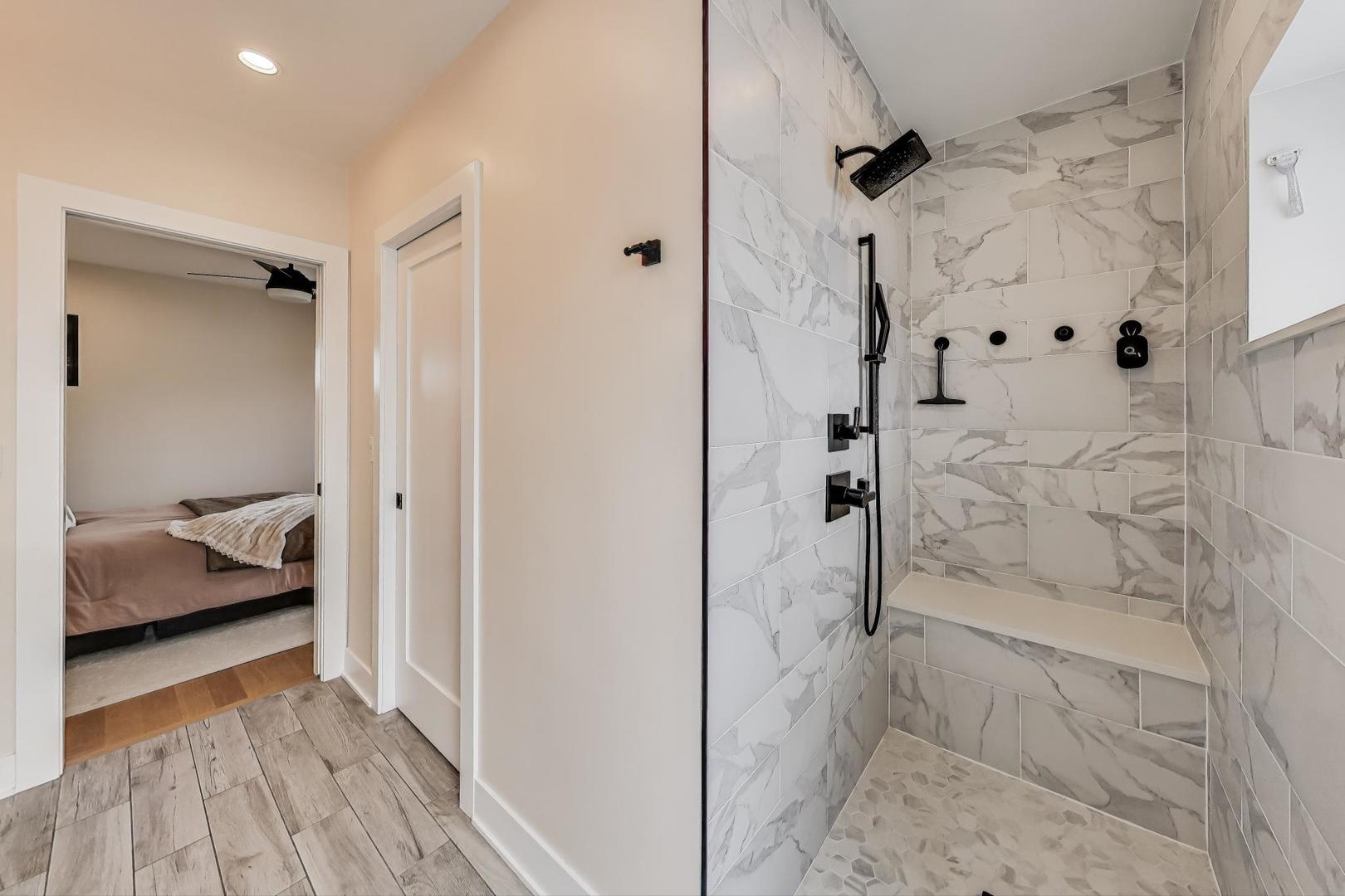 2301 N Rockwell Street Unit: 3