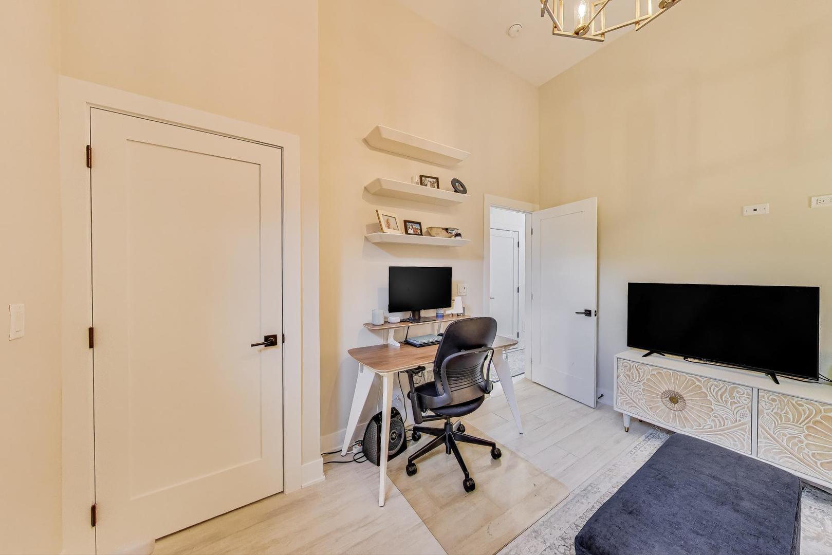 2301 N Rockwell Street Unit: 3