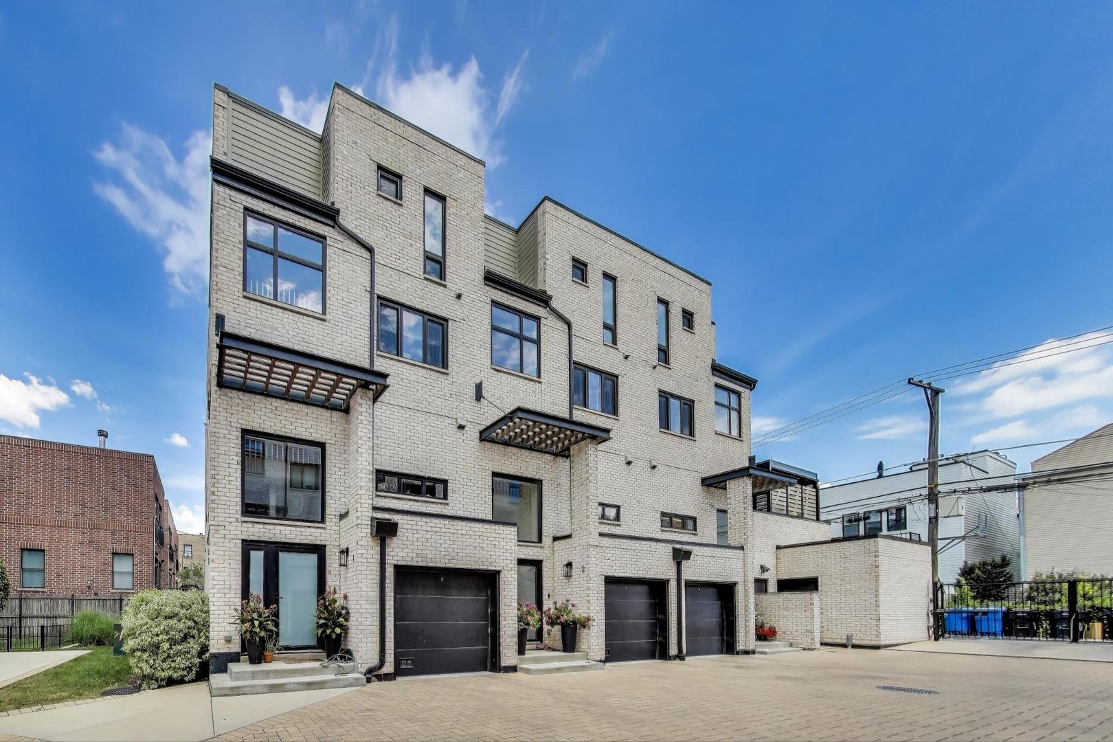 2301 N Rockwell Street Unit: 3
