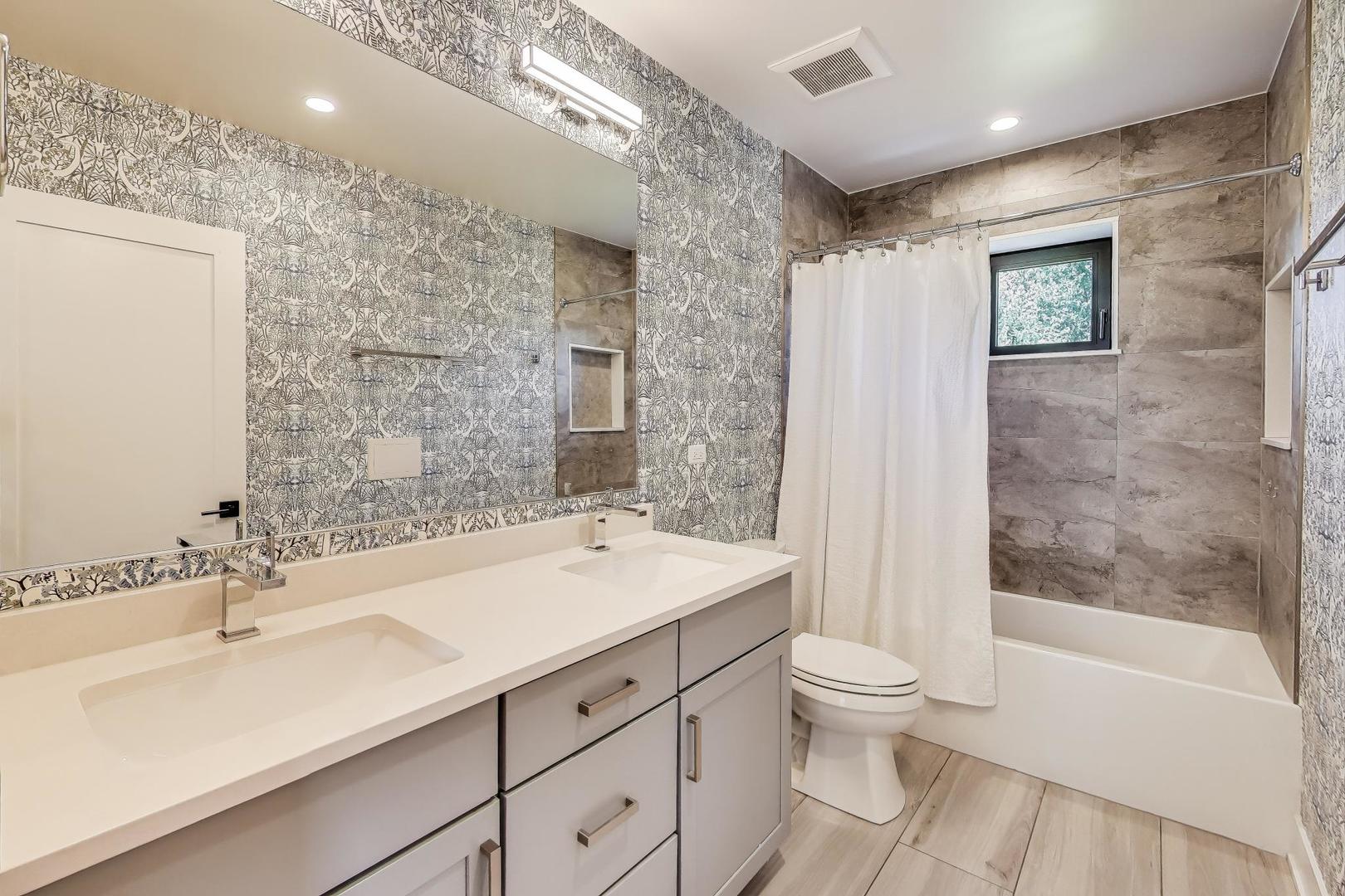 2301 N Rockwell Street Unit: 3