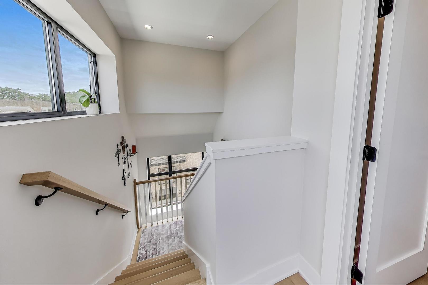 2301 N Rockwell Street Unit: 3