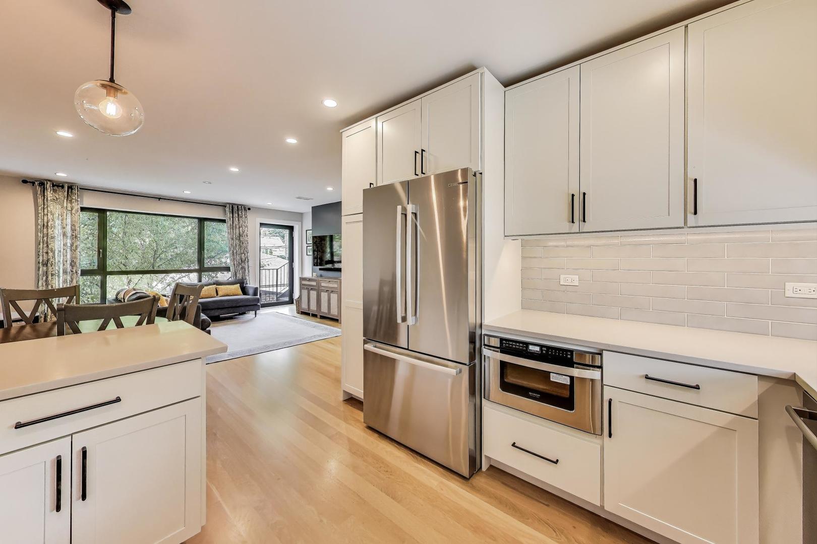 2301 N Rockwell Street Unit: 3