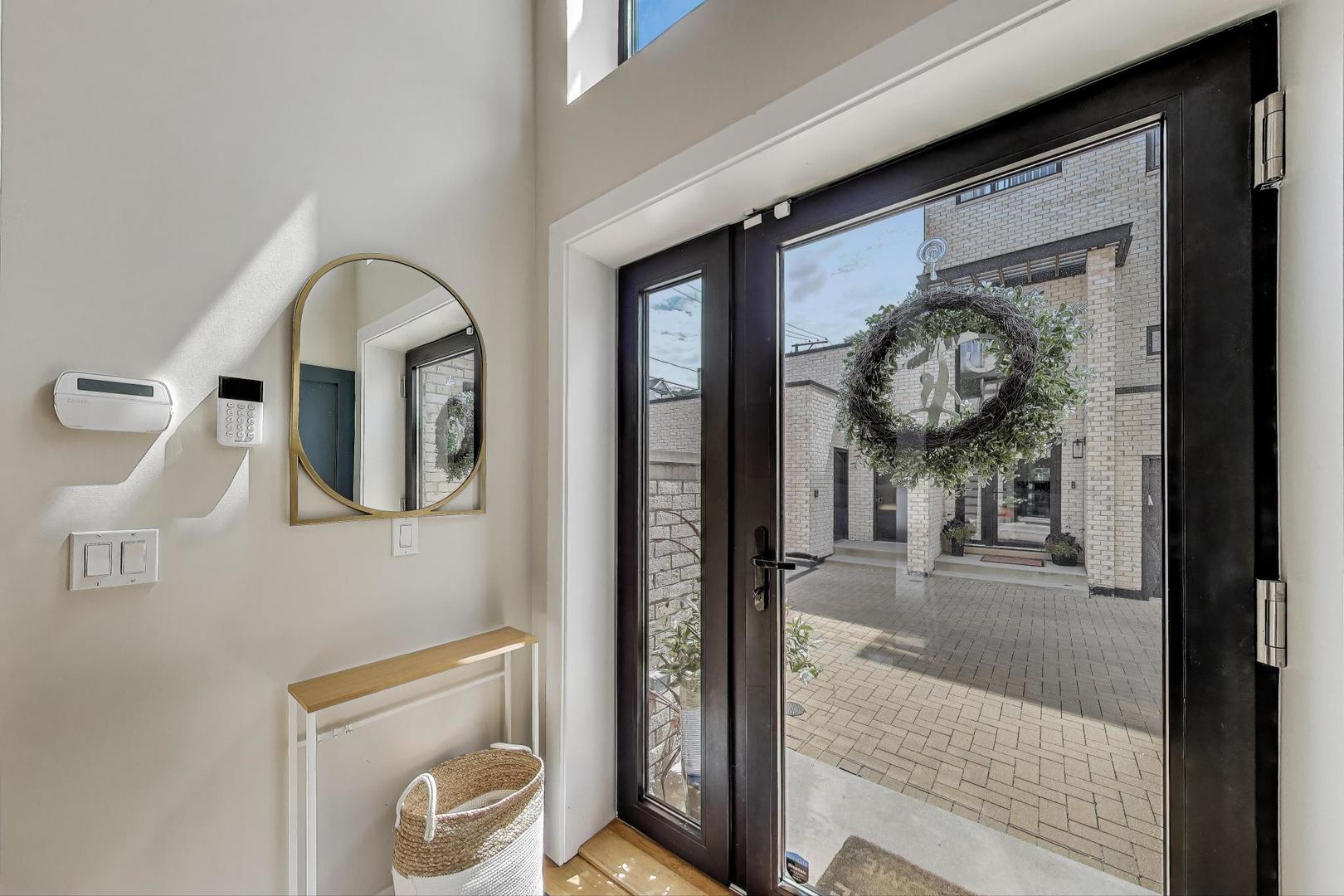2301 N Rockwell Street Unit: 3