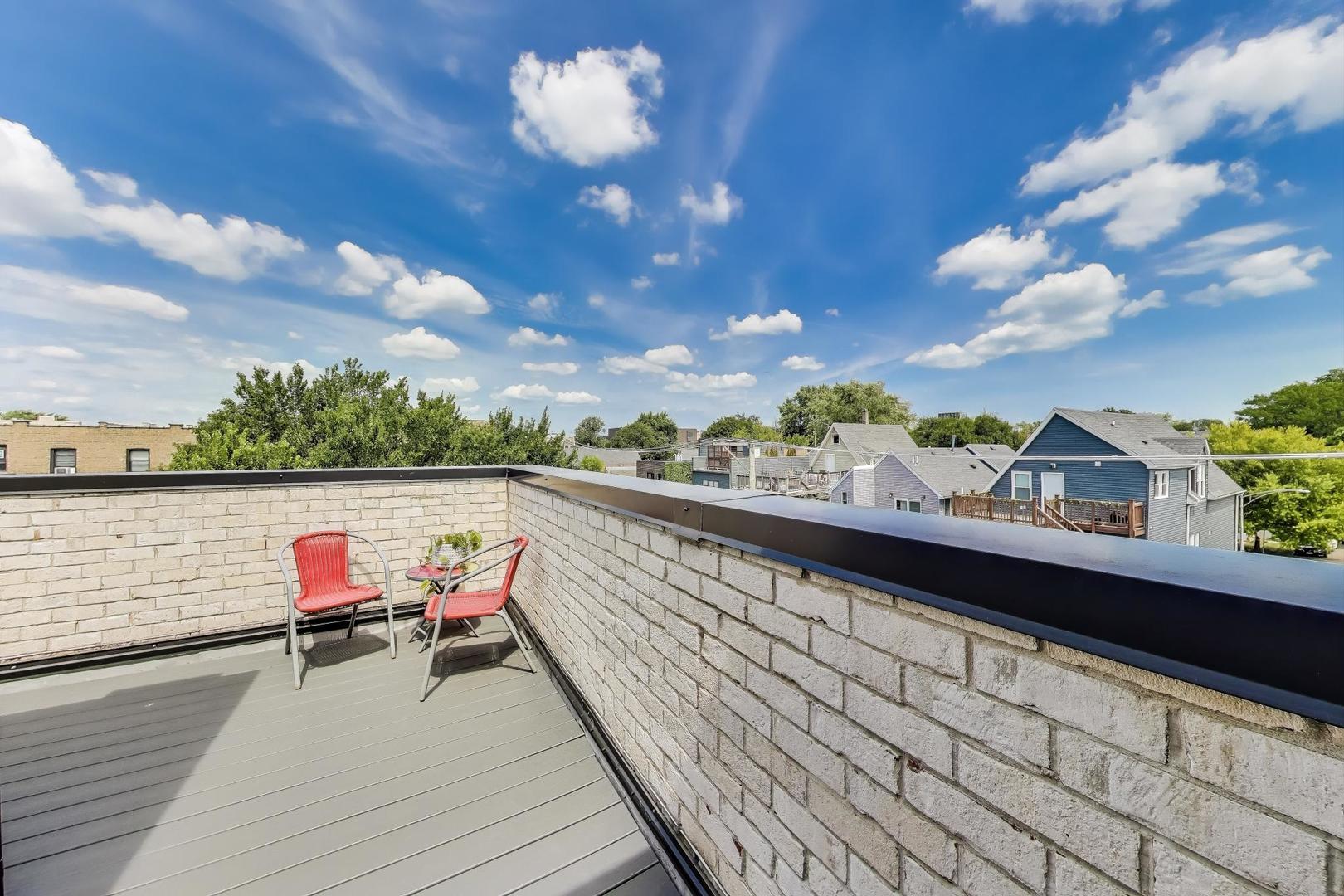 2301 N Rockwell Street Unit: 3