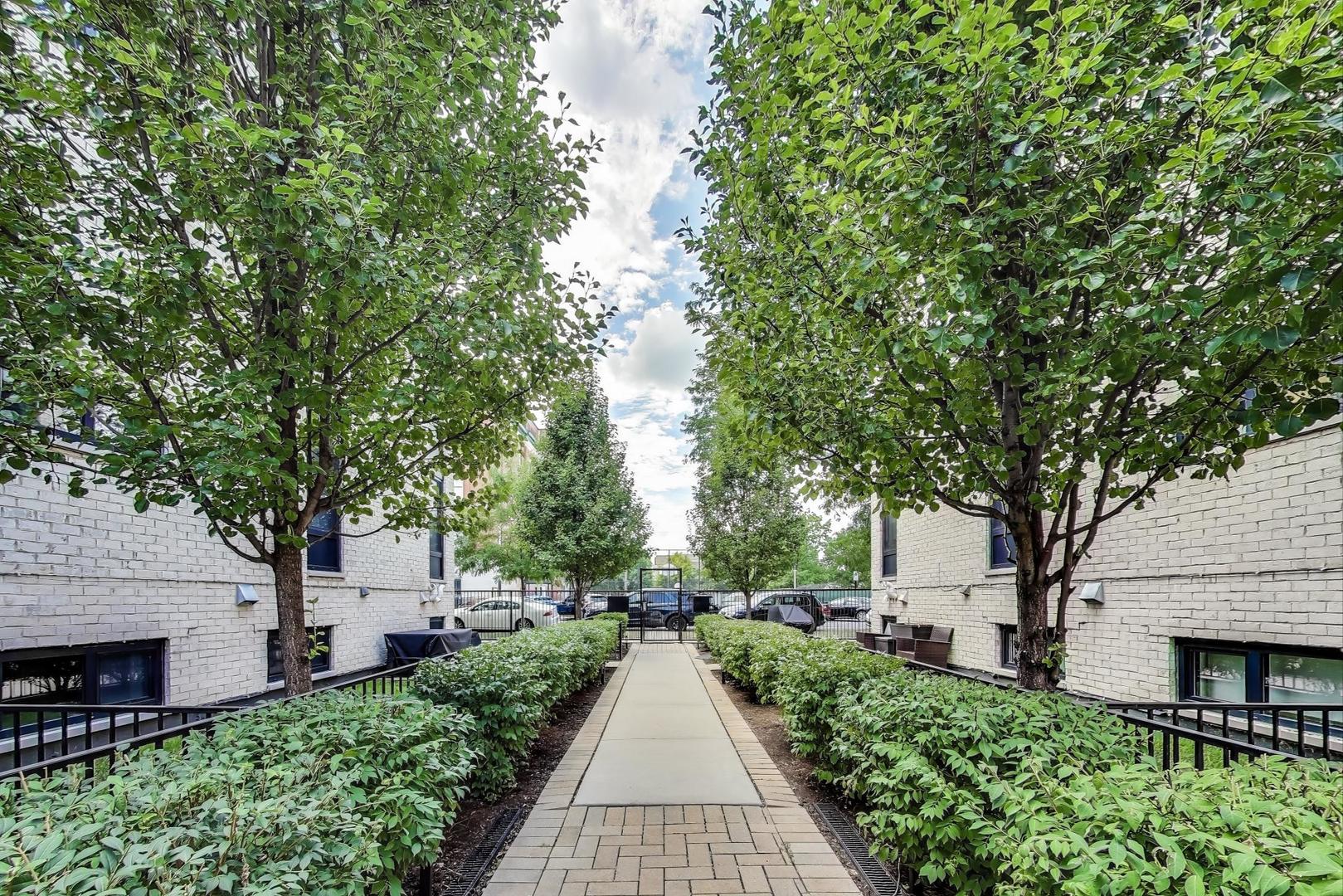 2301 N Rockwell Street Unit: 3
