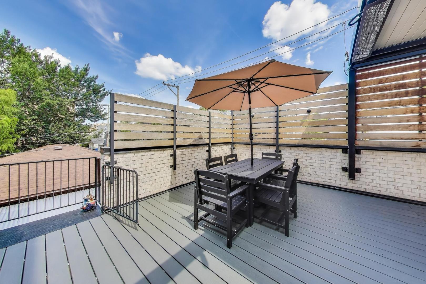 2301 N Rockwell Street Unit: 3