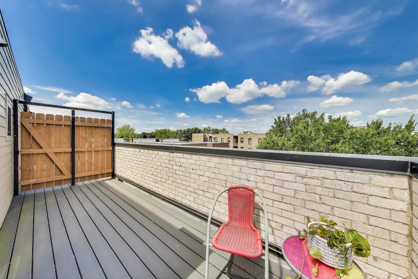 2301 N Rockwell Street Unit: 3