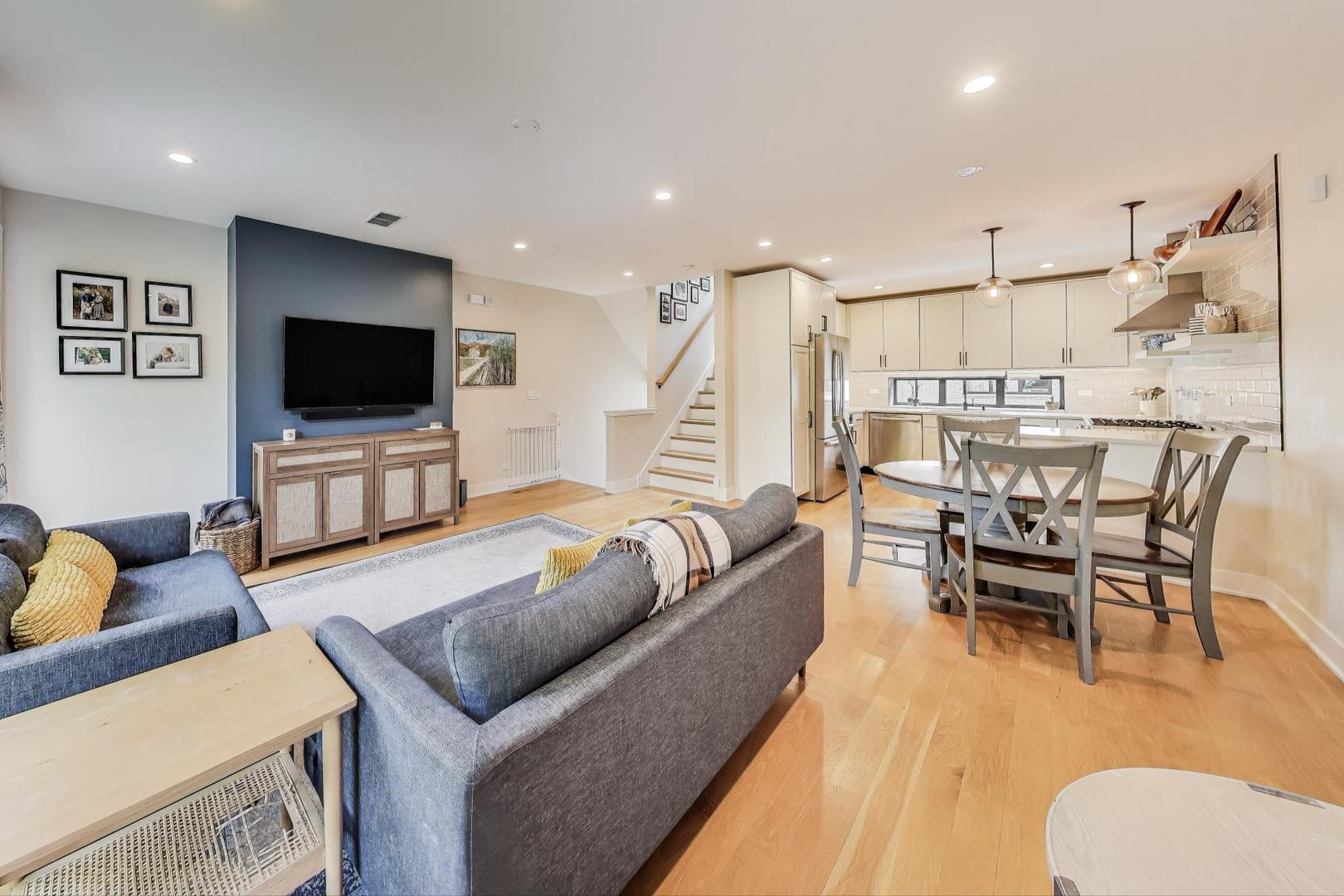 2301 N Rockwell Street Unit: 3