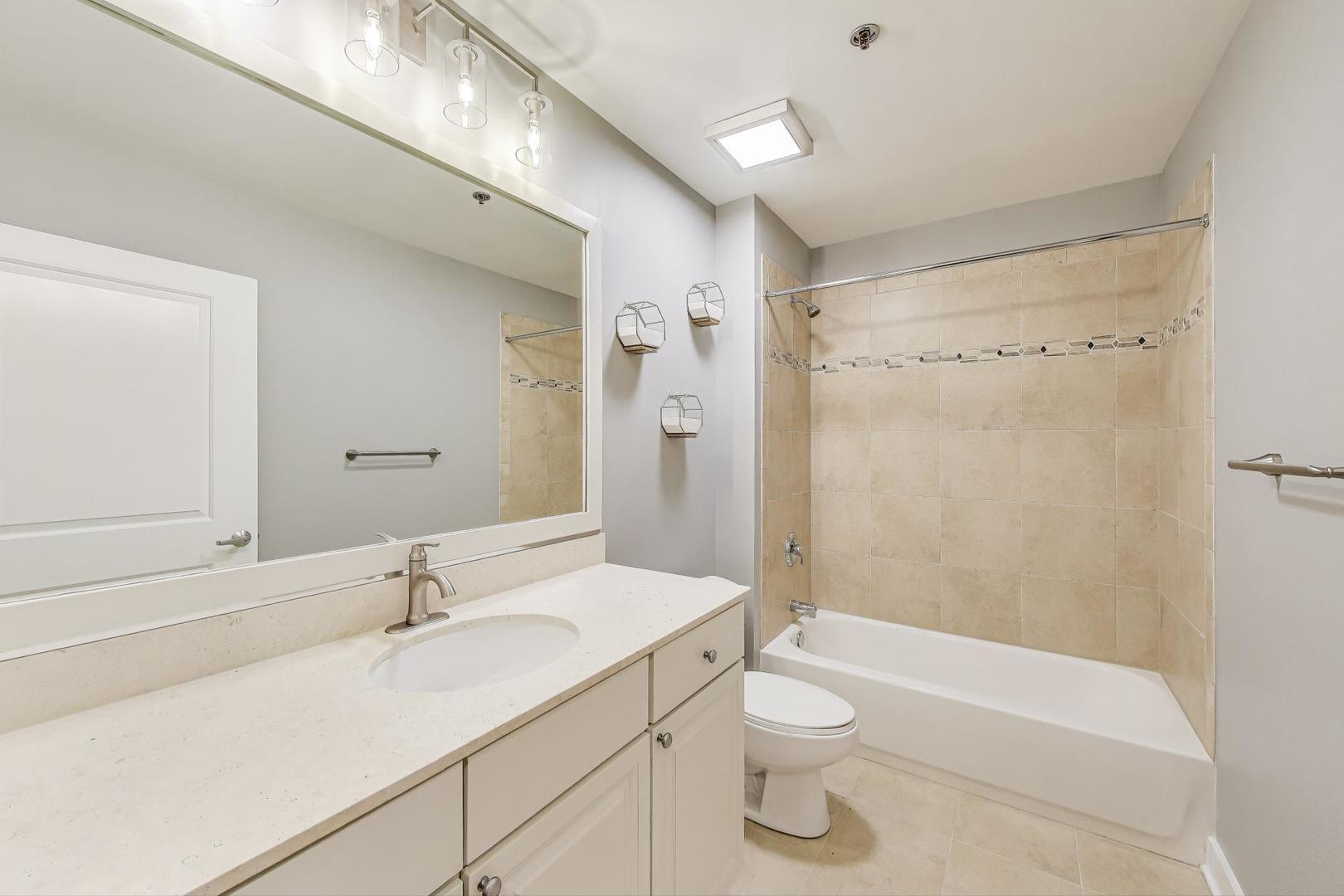 901 W MADISON Street Unit: 519
