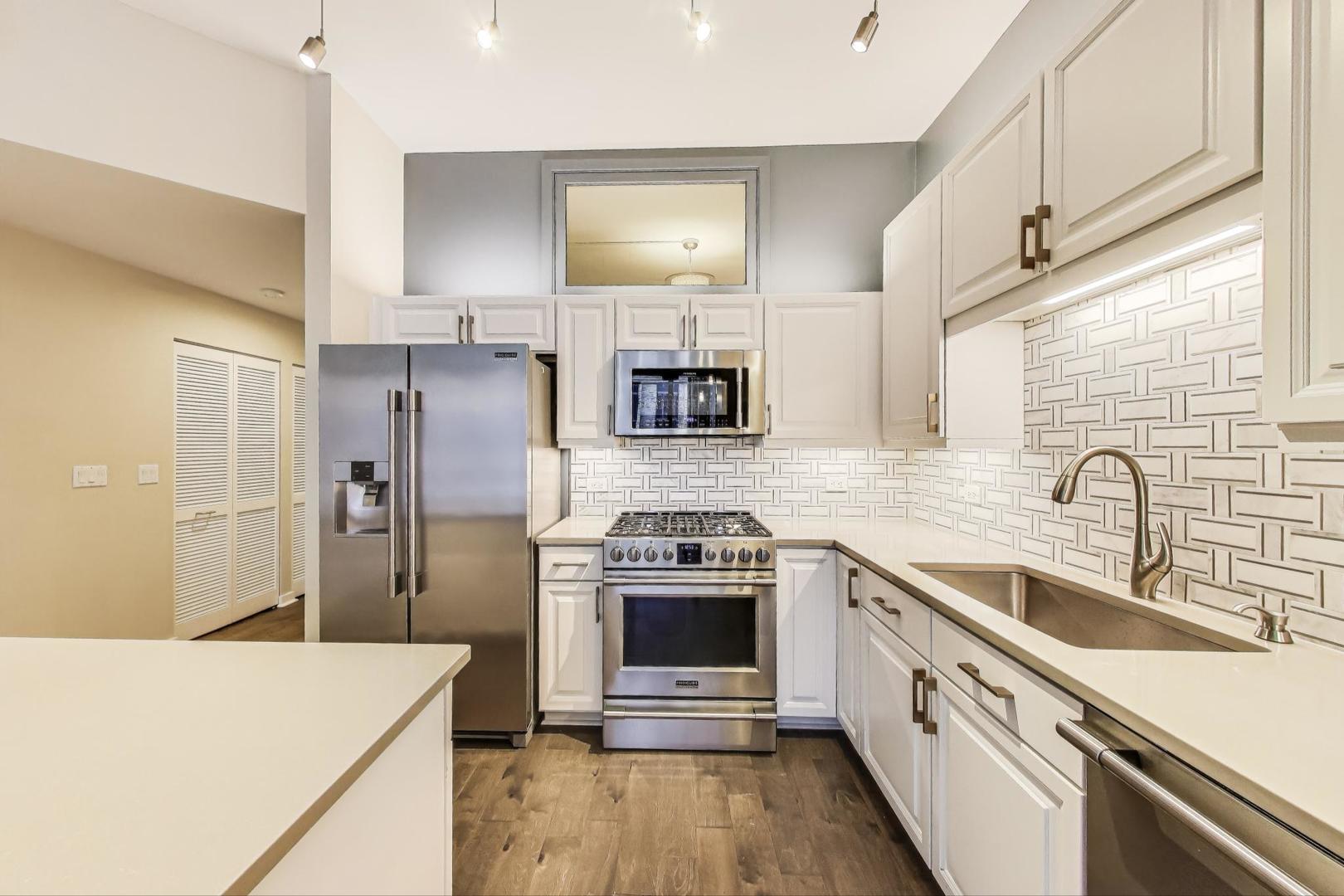 901 W MADISON Street Unit: 519